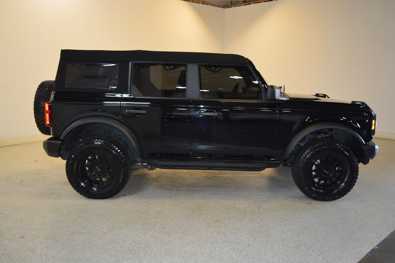 Used 2023 Ford Bronco 4-Door AWD/4WD image 2