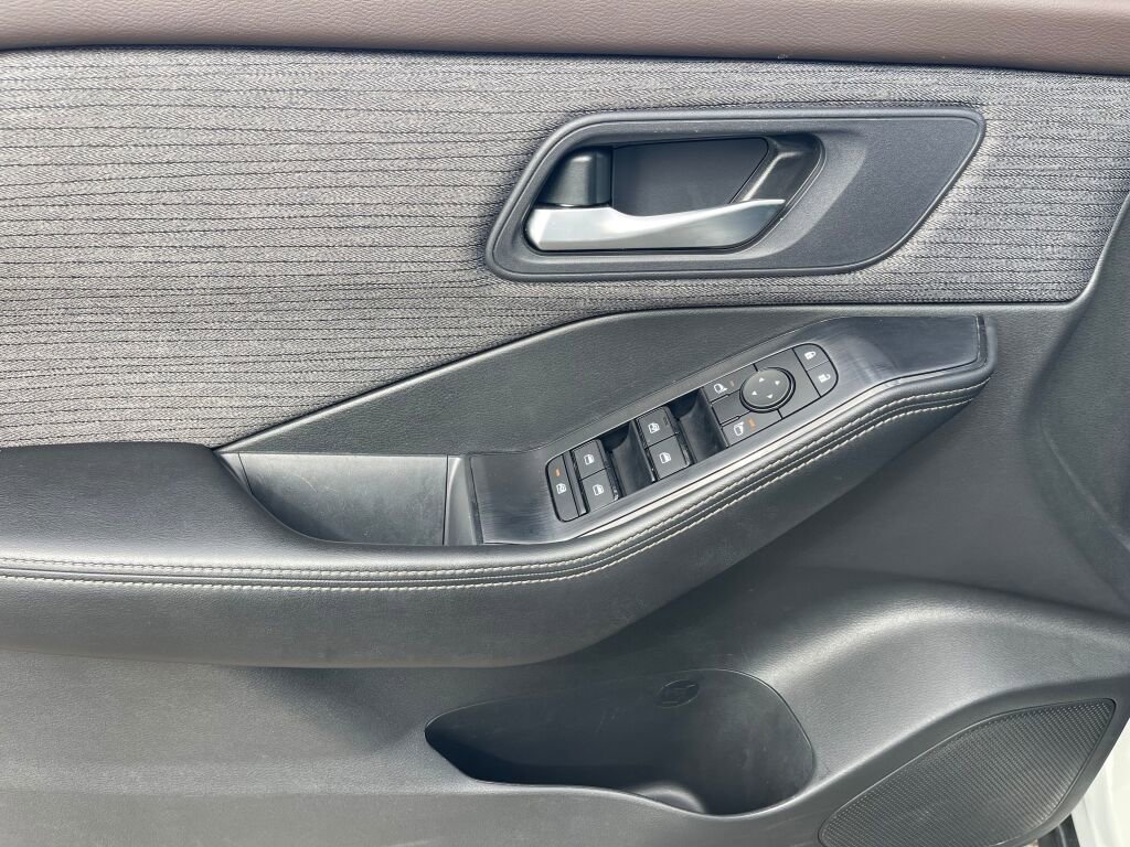 Used 2023 Nissan Rogue SV image 8