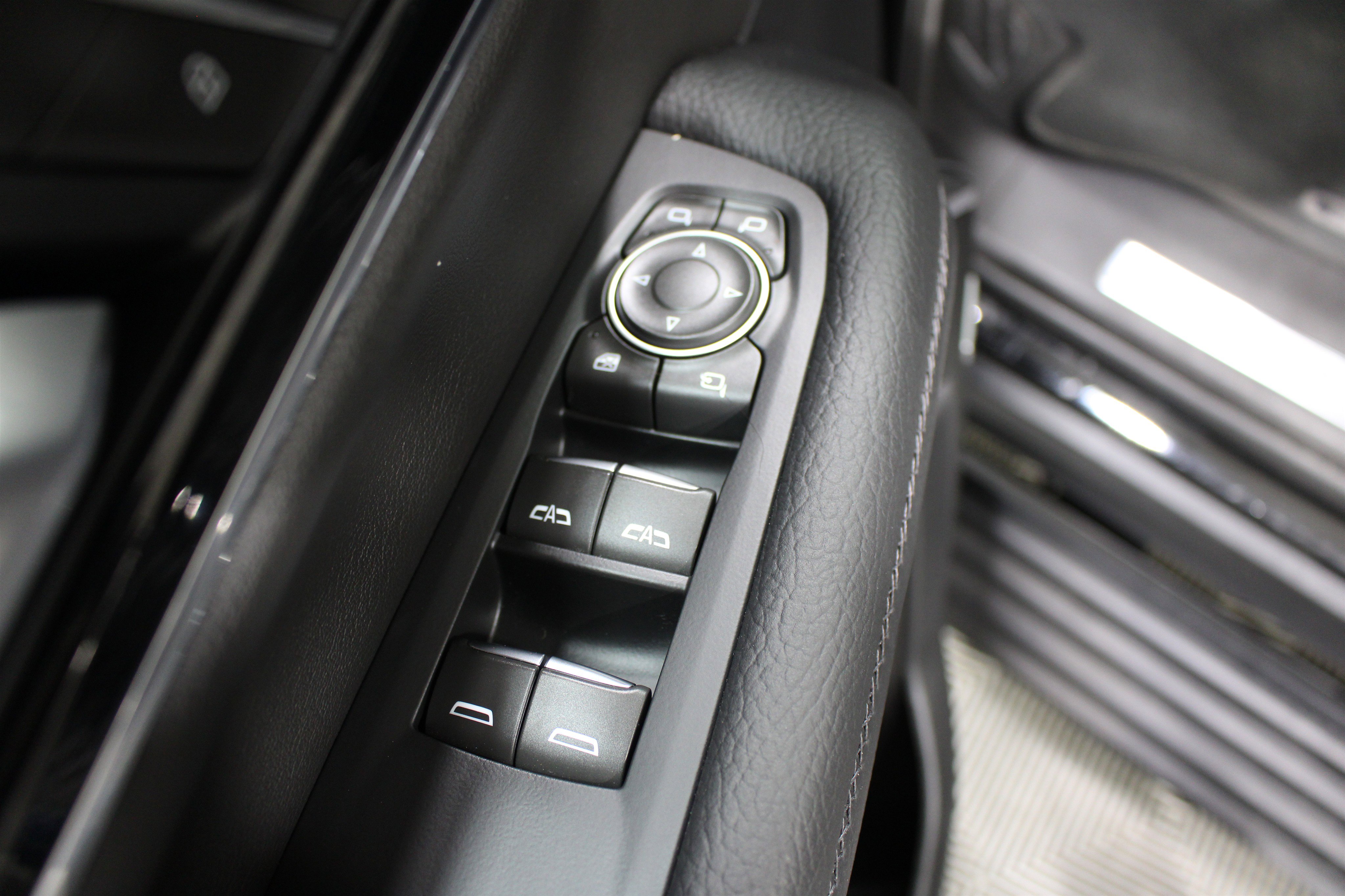 Used 2025 GMC Yukon Denali w/ Denali Reserve Package image 8