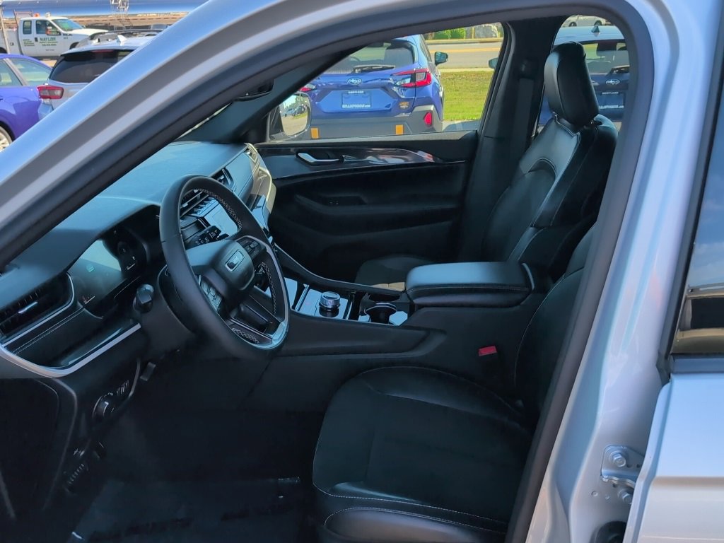 Used 2023 Jeep Grand Cherokee Altitude image 12