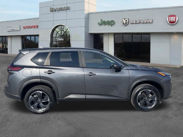 Used 2025 Nissan Rogue SV AWD/4WD image 2