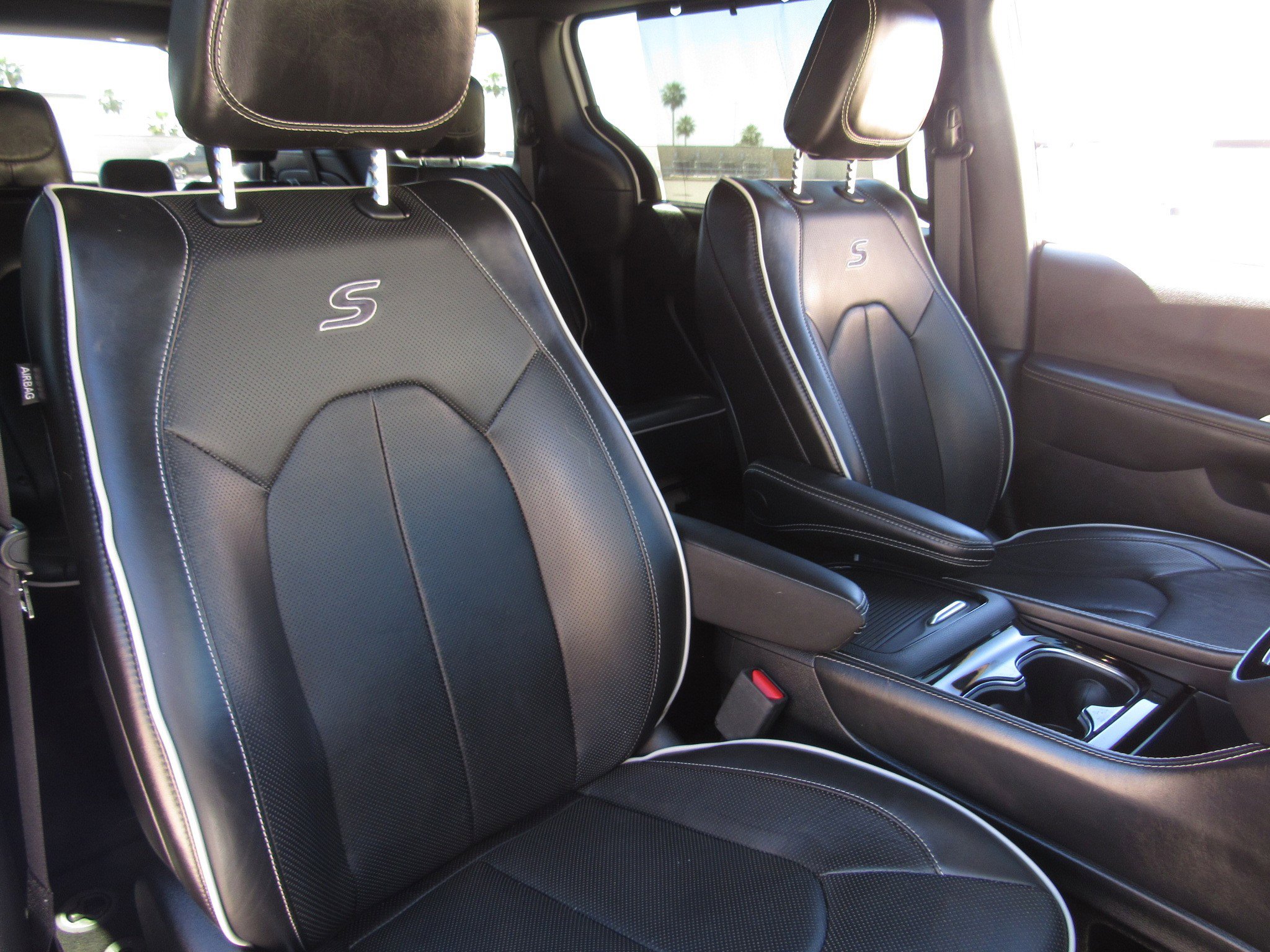 Used 2025 Chrysler Pacifica Limited image 11