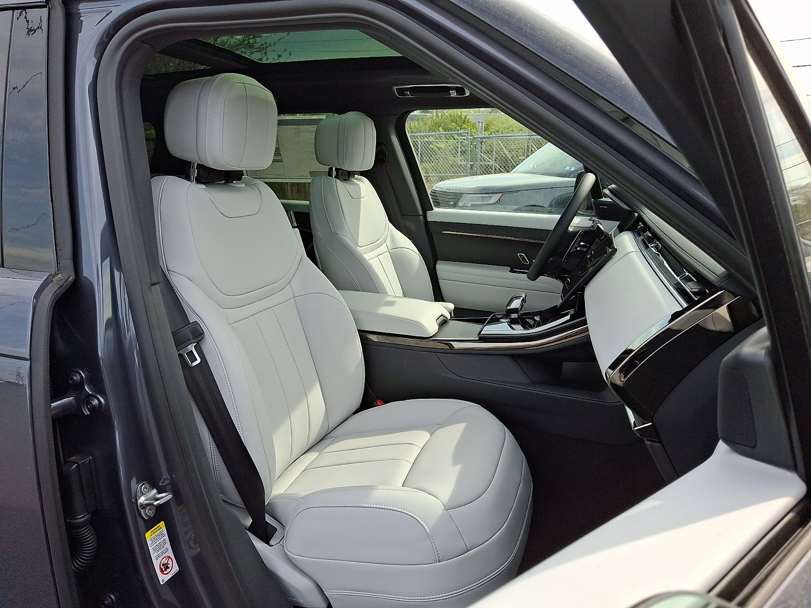 New 2026 Land Rover Range Rover Sport SE AWD/4WD image 3