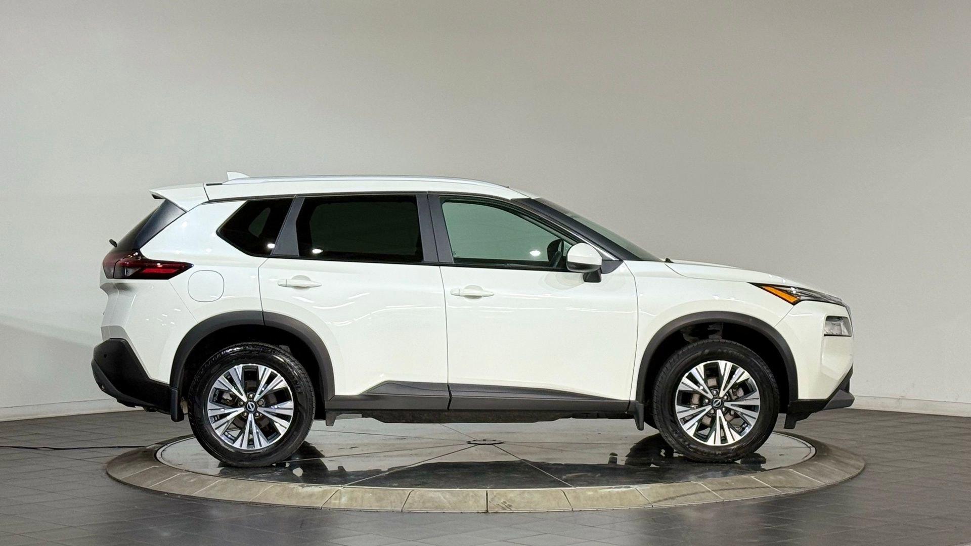 Used 2023 Nissan Rogue SV w/ SV Premium B Package image 11