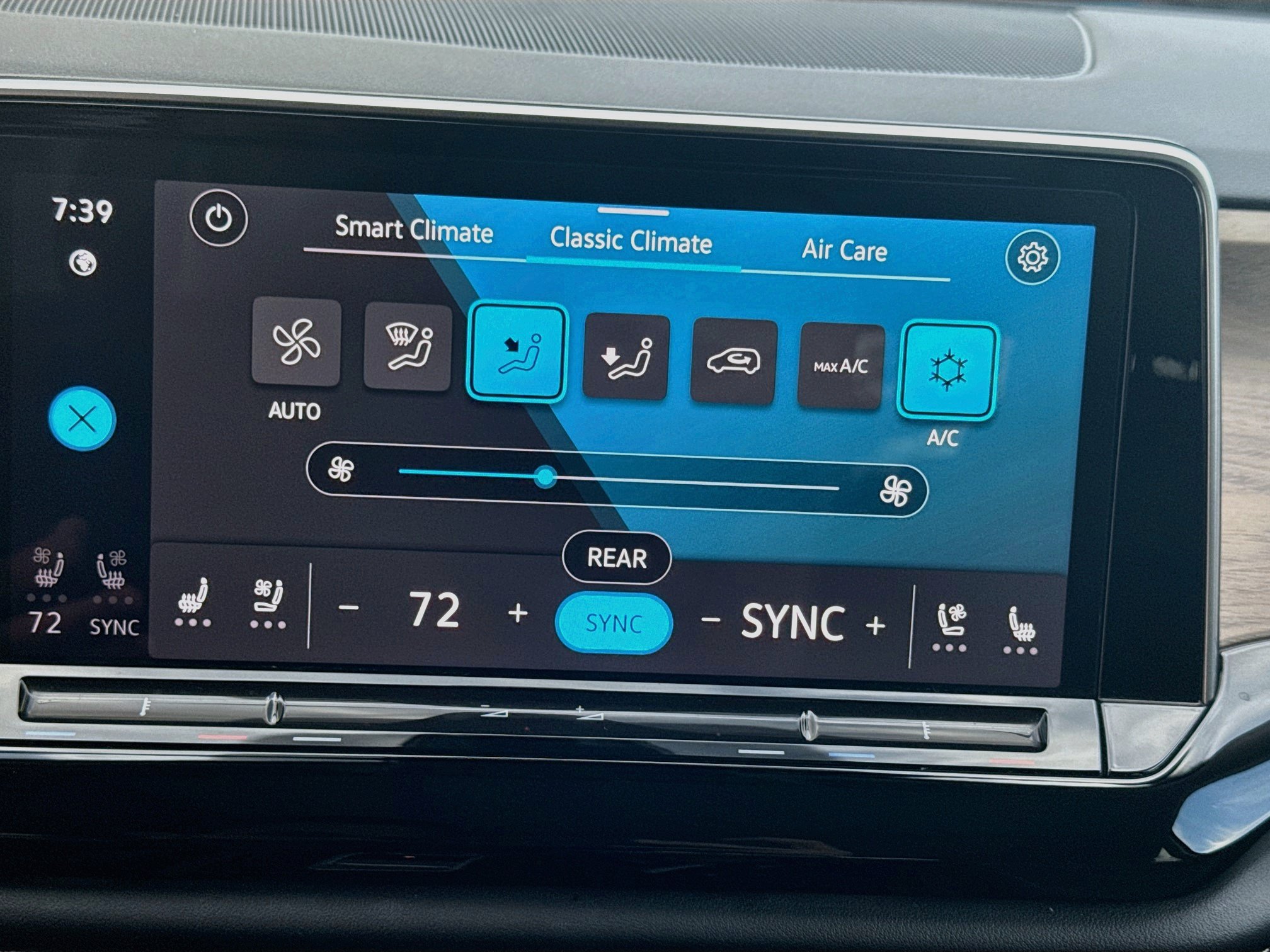 Used 2024 Volkswagen Atlas SE w/ Panoramic Sunroof Package FWD image 14