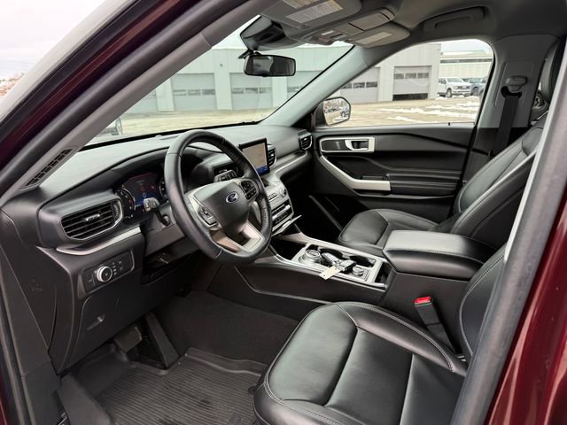 Used 2022 Ford Explorer XLT w/ Equipment Group 202A image 3