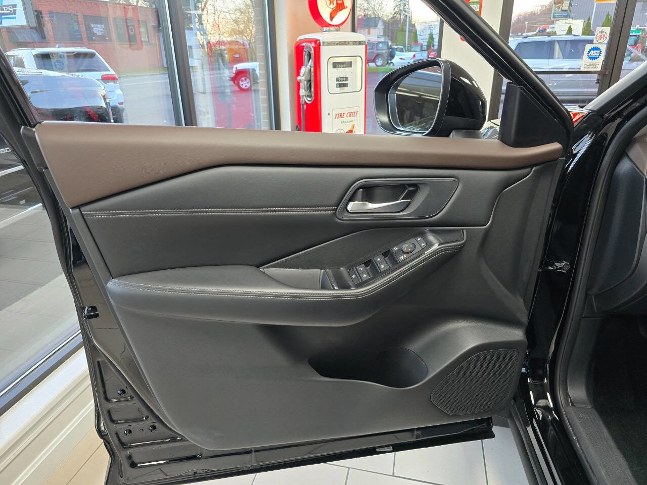 Used 2023 Nissan Rogue SV w/ SV Premium B Package image 16