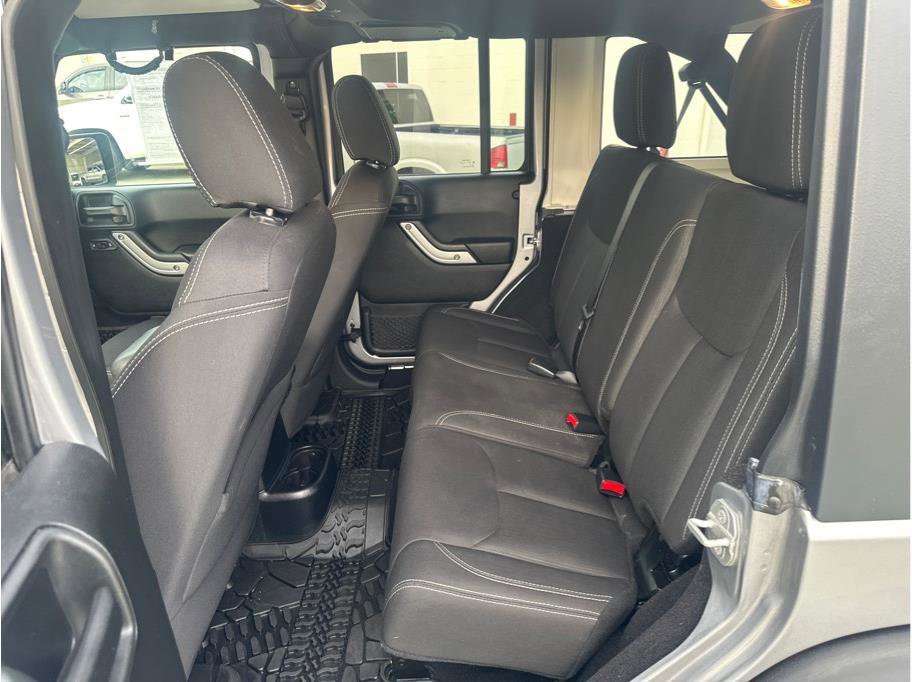 Used 2018 Jeep Wrangler Unlimited Rubicon w/ Connectivity Group image 24