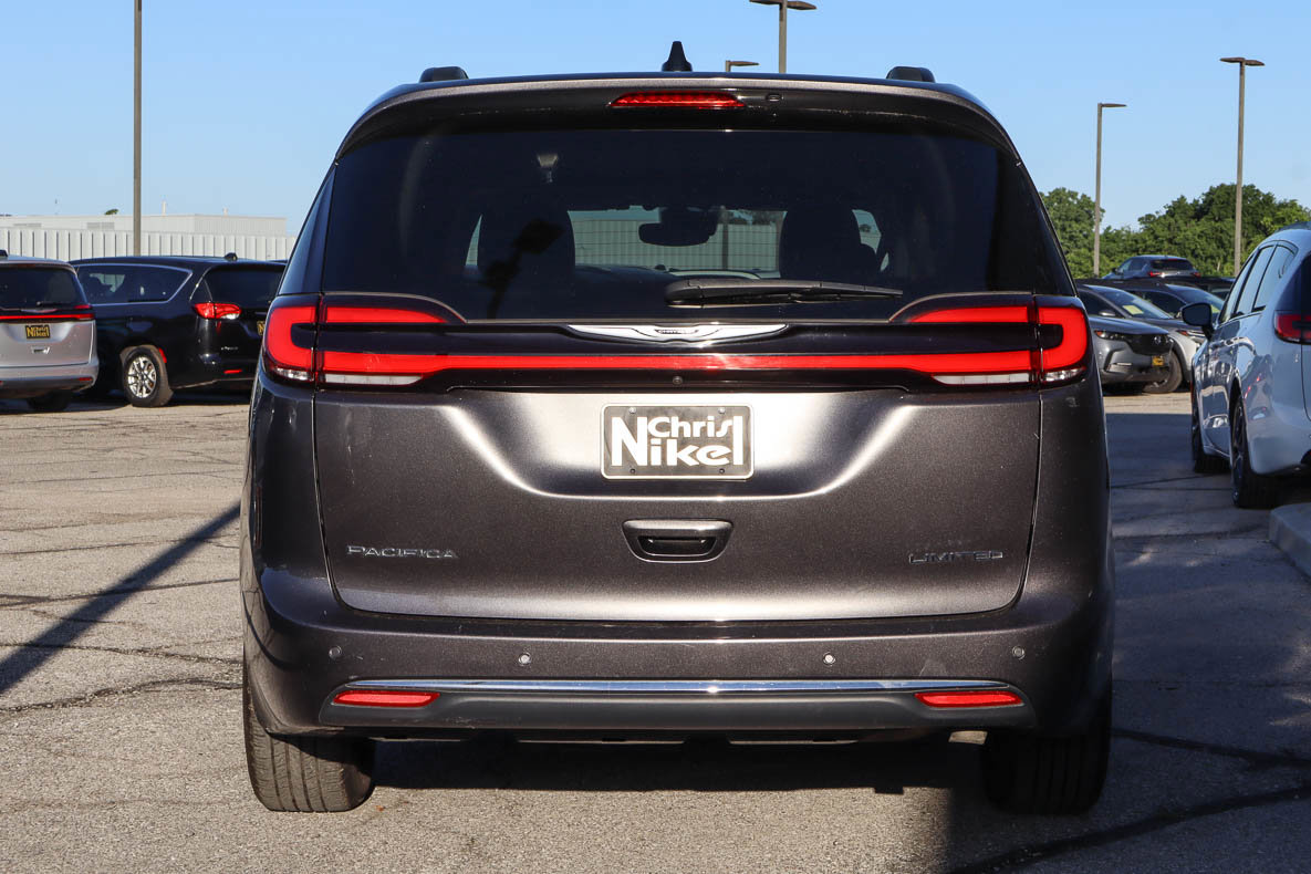 Used 2023 Chrysler Pacifica Limited FWD image 5