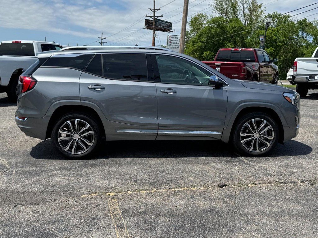 Used 2020 GMC Terrain Denali w/ Denali Premium Package AWD/4WD image 2