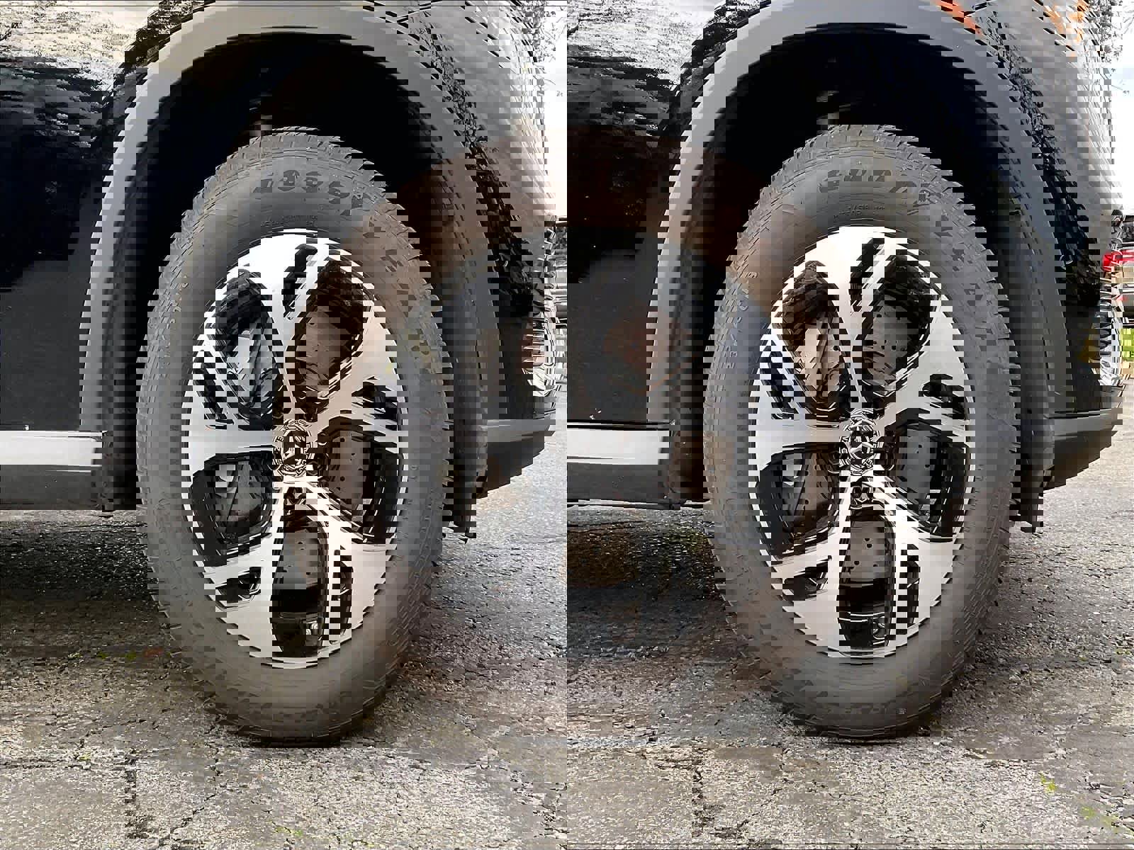 Used 2025 Mercedes-Benz GLC 350e 4MATIC image 11