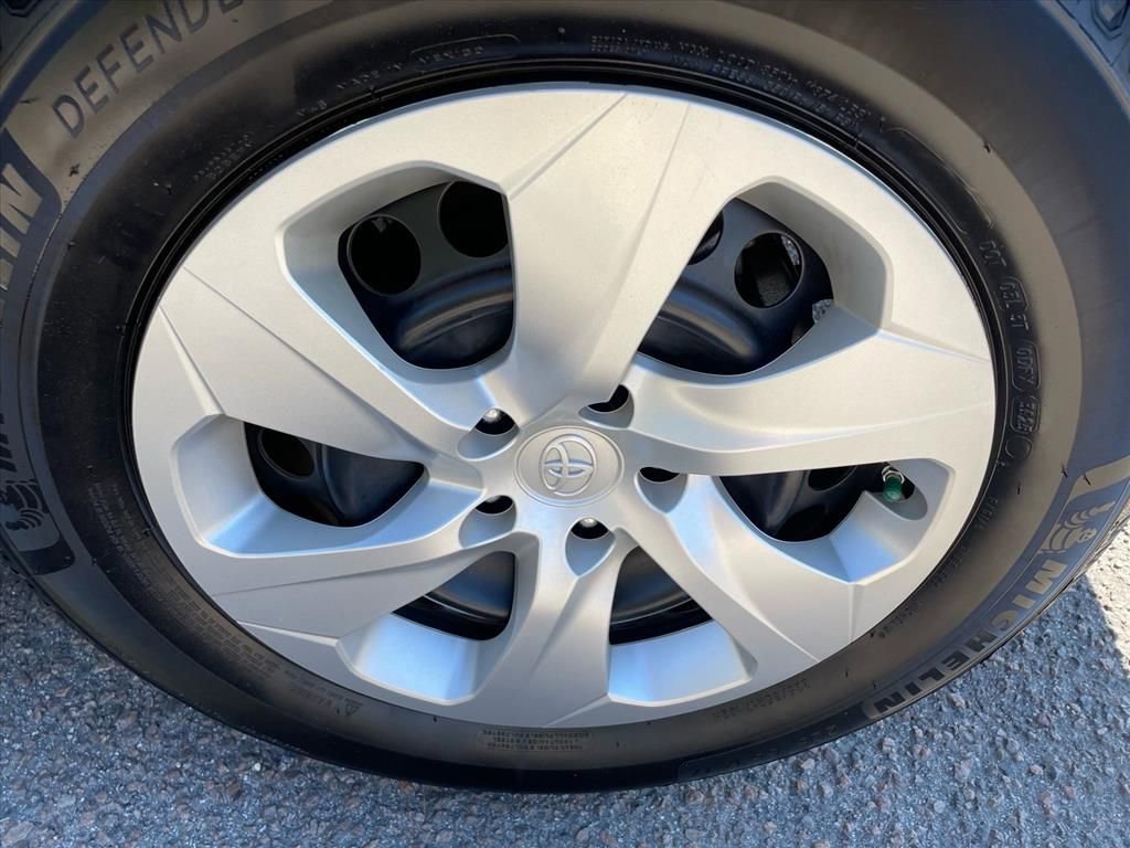 Used 2022 Toyota RAV4 LE image 23