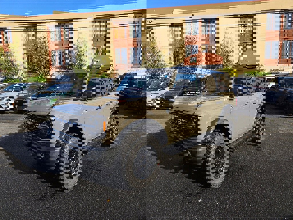 New 2025 Ford Bronco Outer Banks w/ Black Appearance Package image 1