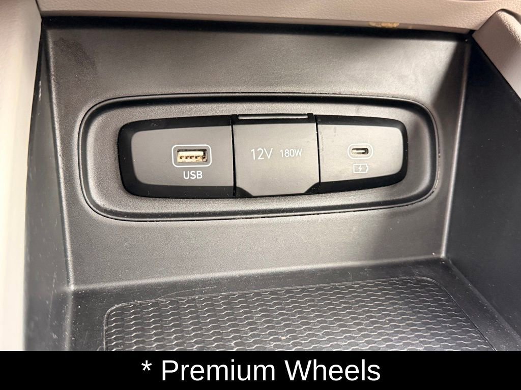 Certified 2025 Hyundai Venue SEL FWD image 23