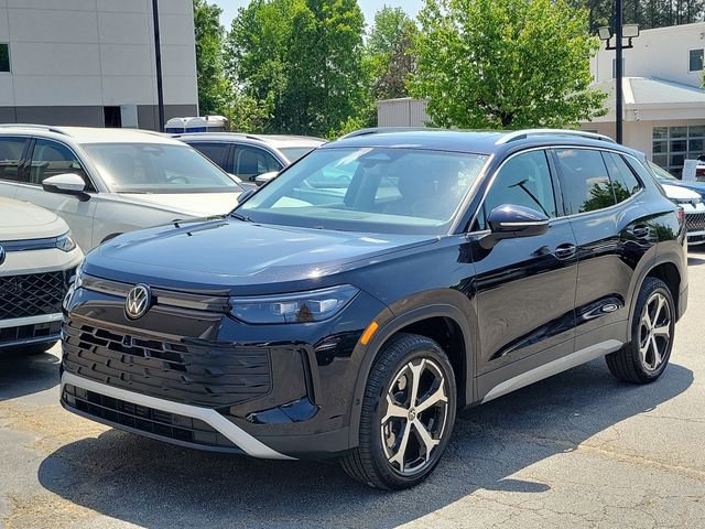 Used 2025 Volkswagen Tiguan SE w/ Panoramic Sunroof Package image 1