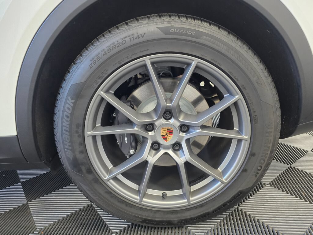 Certified 2025 Porsche Cayenne Coupe AWD/4WD image 36