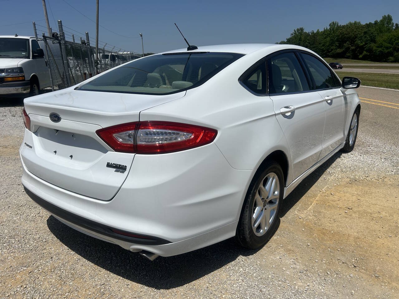 Used 2016 Ford Fusion SE FWD image 5