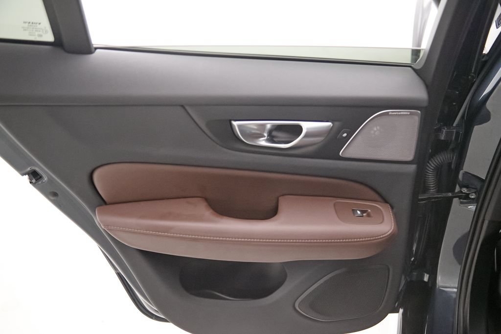 Certified 2025 Volvo V60 B5 Cross Country Ultra AWD/4WD image 21