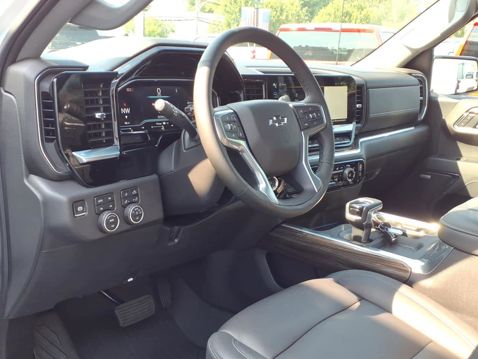 Used 2025 Chevrolet Silverado 1500 LT Trail Boss w/ LT Trail Boss Premium Package AWD/4WD image 9