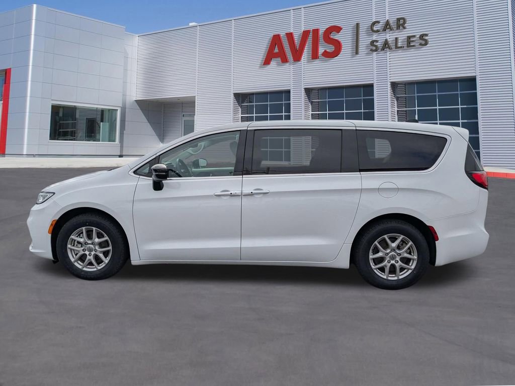Used 2024 Chrysler Pacifica Touring-L image 10