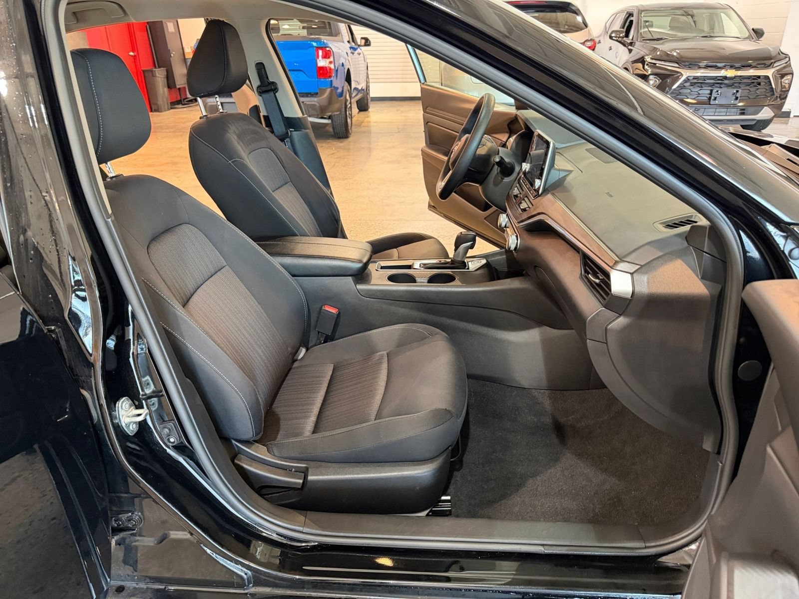 Used 2025 Nissan Altima 2.5 SV FWD image 35