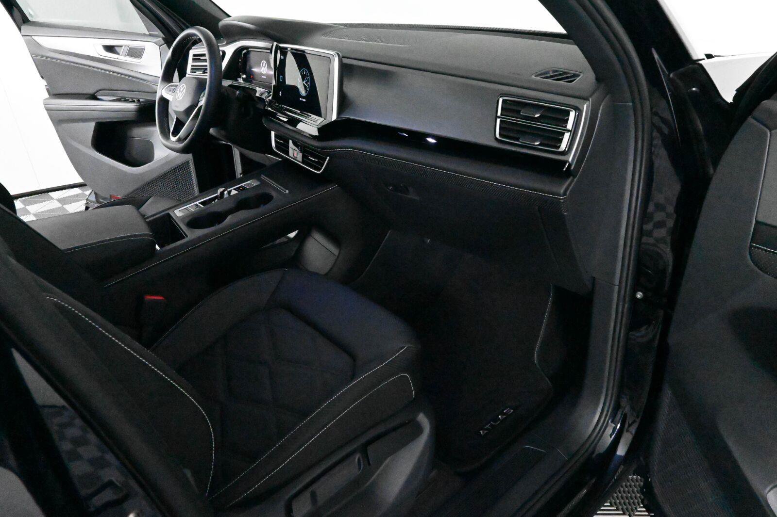 Used 2024 Volkswagen Atlas Cross Sport SE FWD image 8