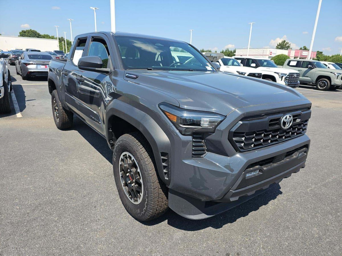 Used 2024 Toyota Tacoma TRD Off-Road AWD/4WD image 4