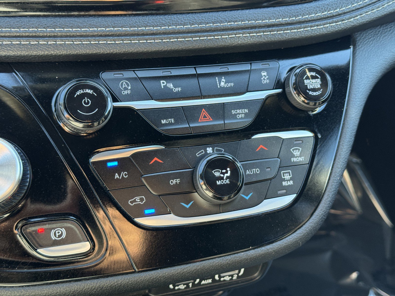 Used 2024 Chrysler Pacifica Touring image 19