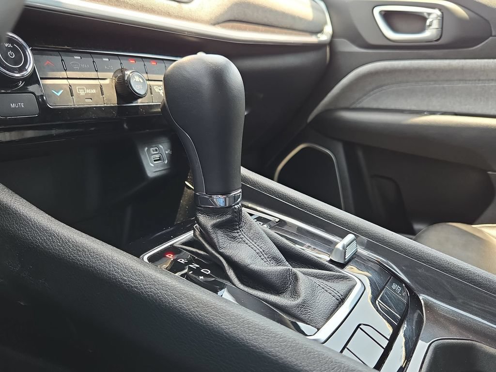 Used 2025 Jeep Compass Latitude w/ Sun & Sound Group AWD/4WD image 19