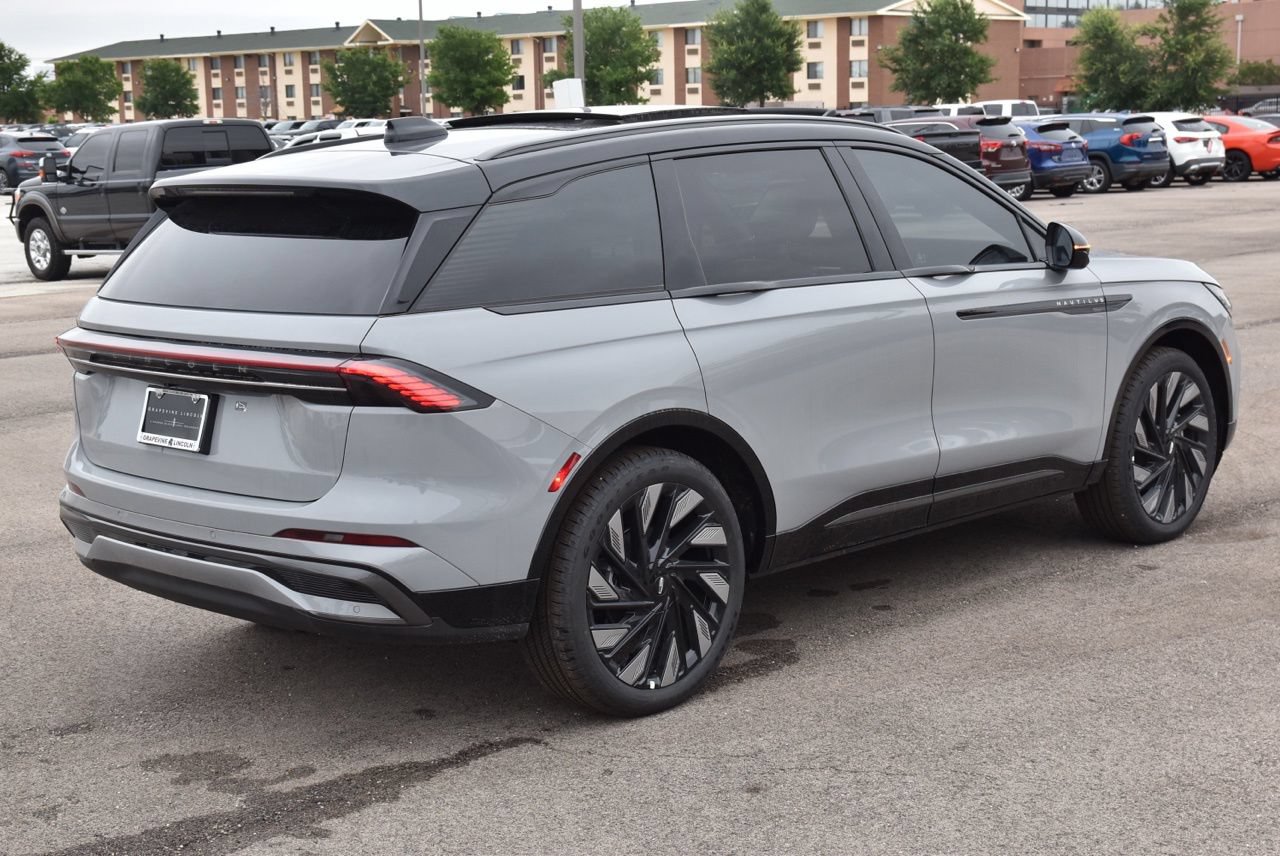 New 2026 Lincoln Nautilus Reserve w/ Jet Appearance Package AWD/4WD image 13
