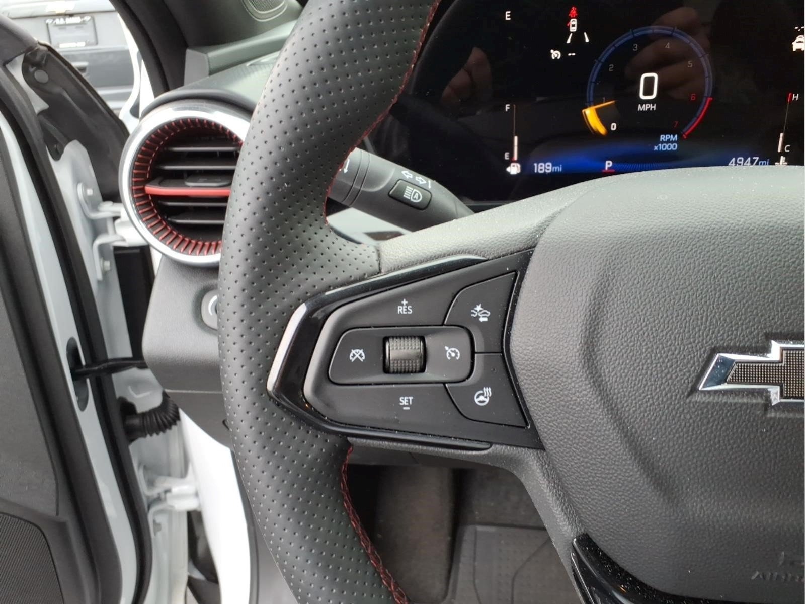 Used 2025 Chevrolet Trax RS w/ Sunroof Package FWD image 11