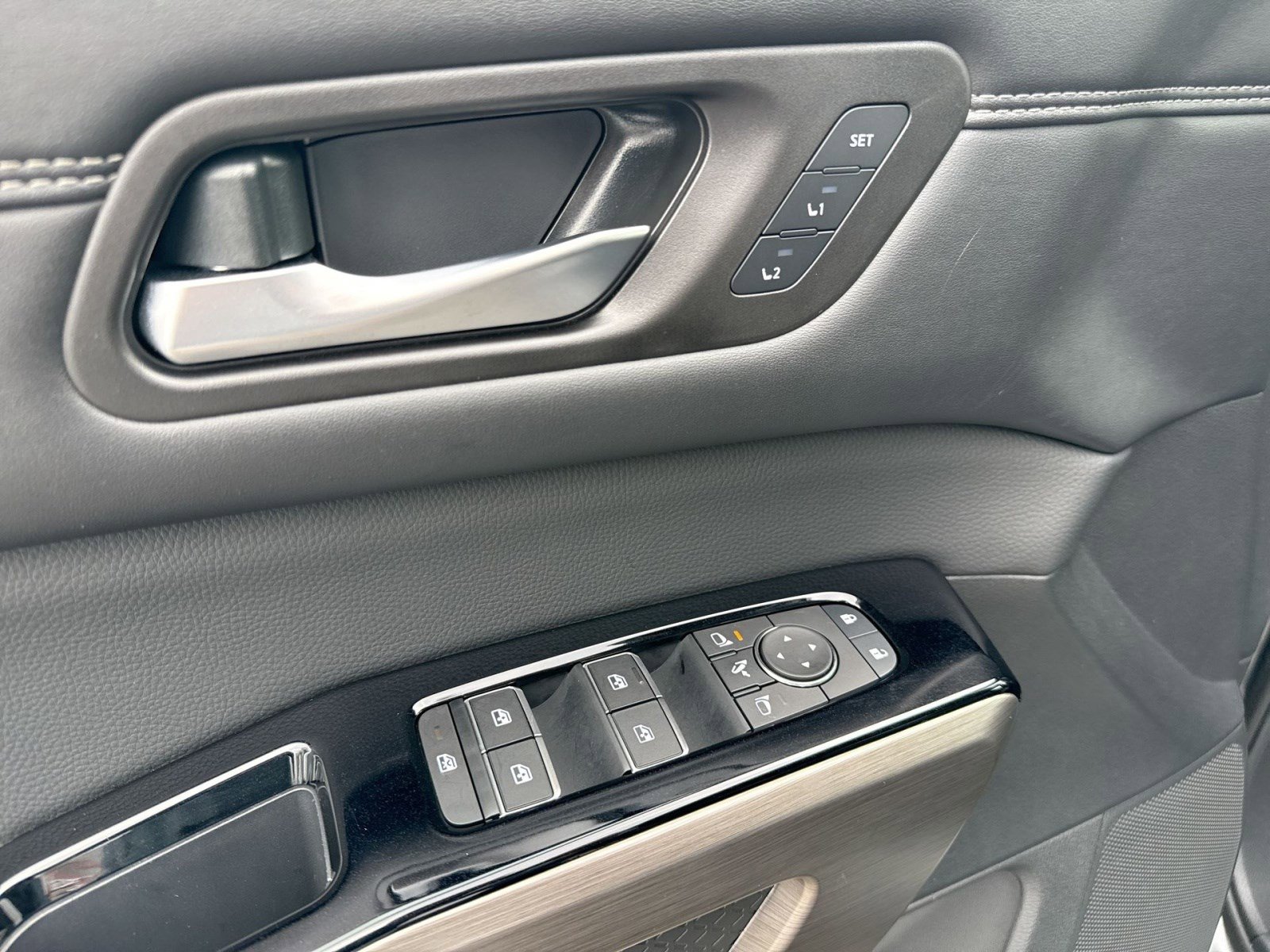 Used 2024 Nissan Pathfinder Platinum w/ Black Appearance Package image 15