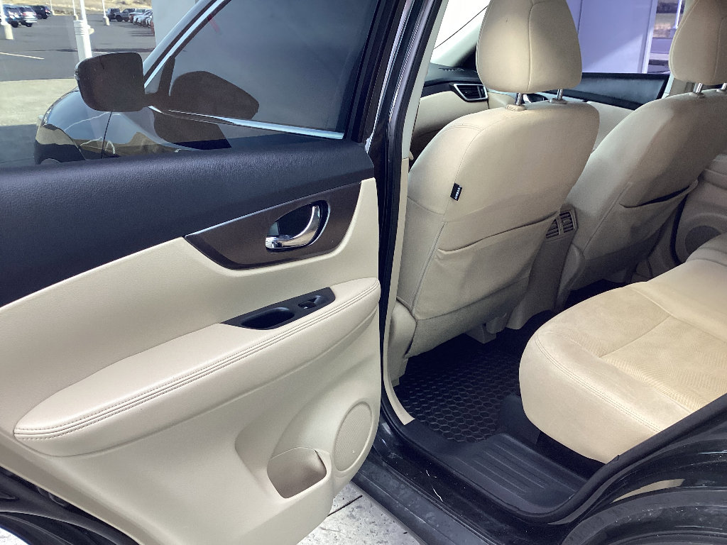 Used 2016 Nissan Rogue SV image 16