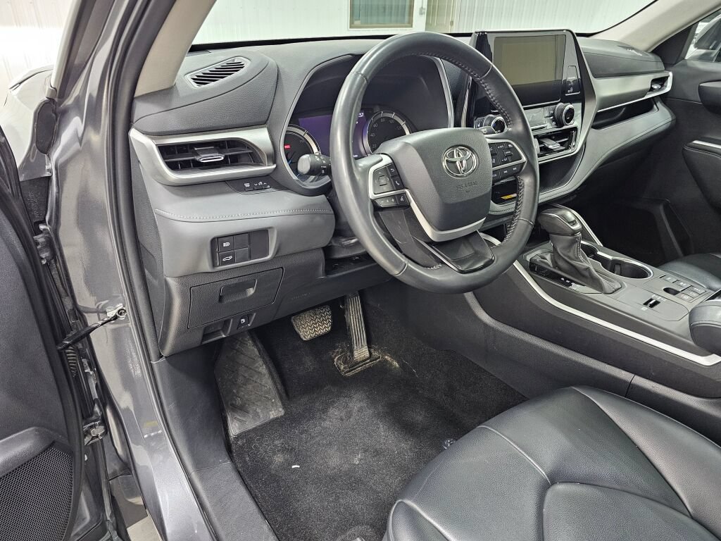 Used 2024 Toyota Highlander XLE AWD/4WD image 29