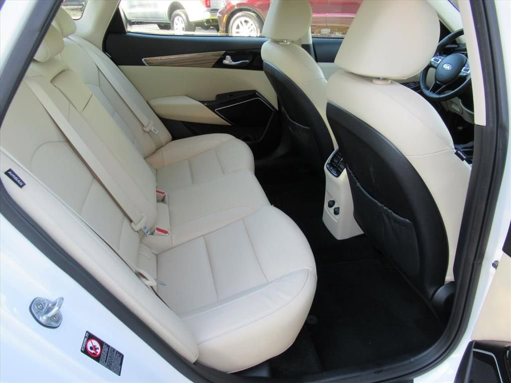 Used 2017 Kia Cadenza Premium w/ Luxury Package image 29