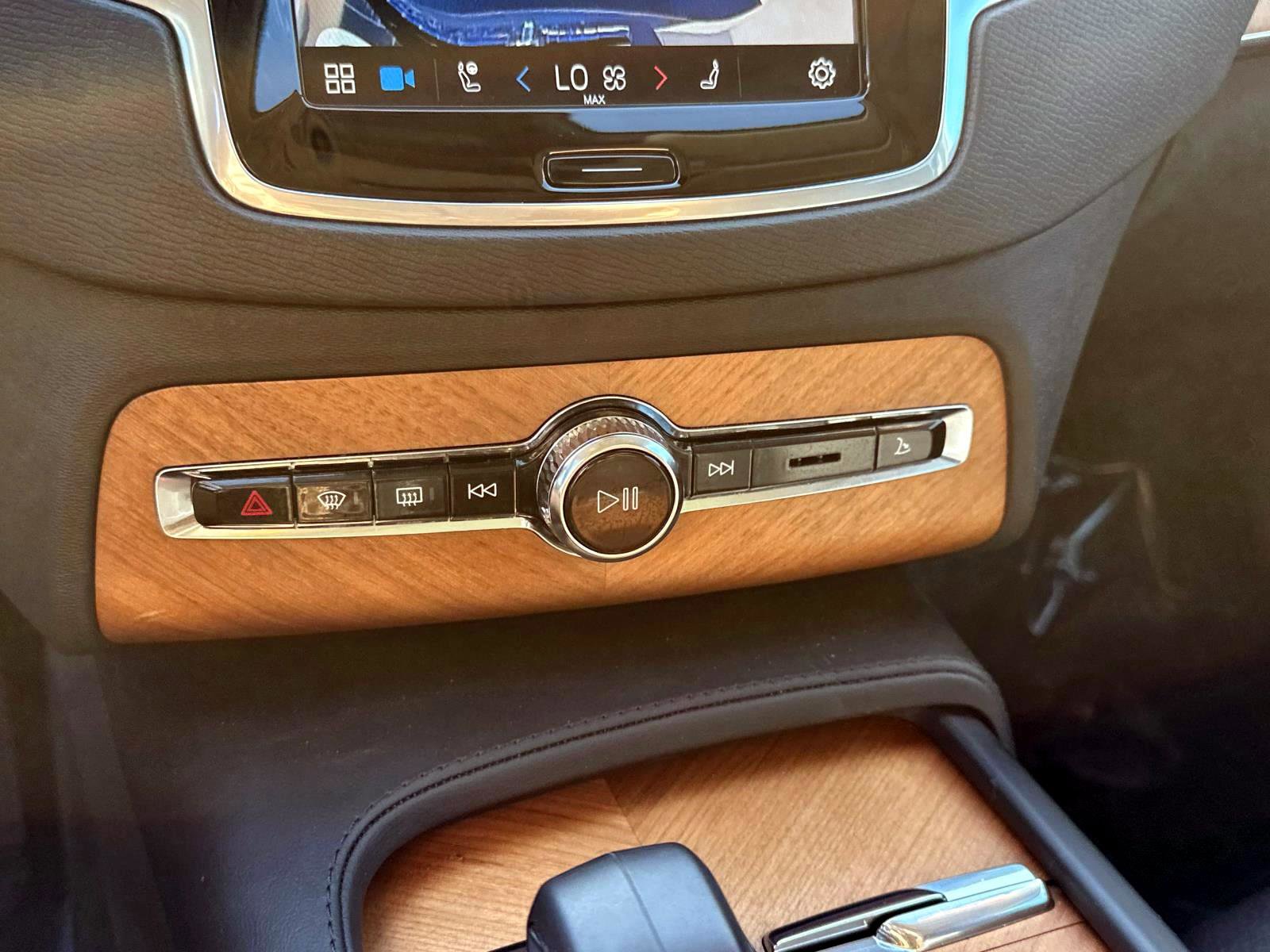 Certified 2024 Volvo XC90 T8 Plus w/ Protection Package Premier image 21