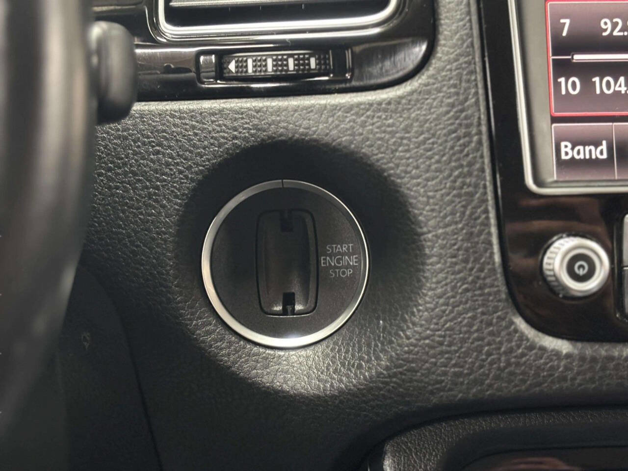 Used 2016 Volkswagen Touareg VR6 image 35