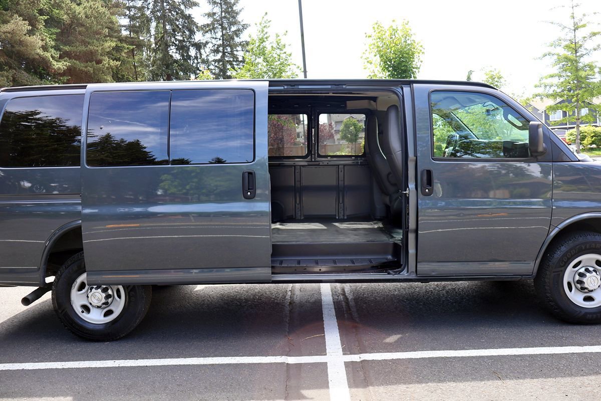 Used 2017 Chevrolet Express 3500 Extended RWD image 19