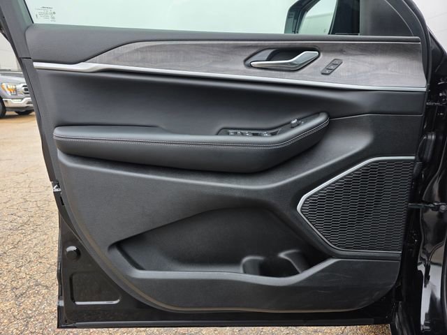 Used 2025 Jeep Grand Cherokee L Limited w/ Black Appearance Package image 6