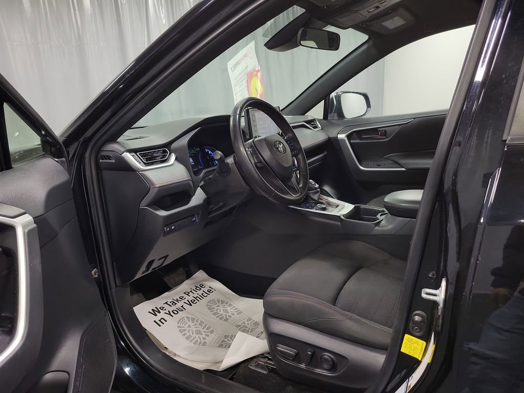 Used 2021 Toyota RAV4 SE image 12