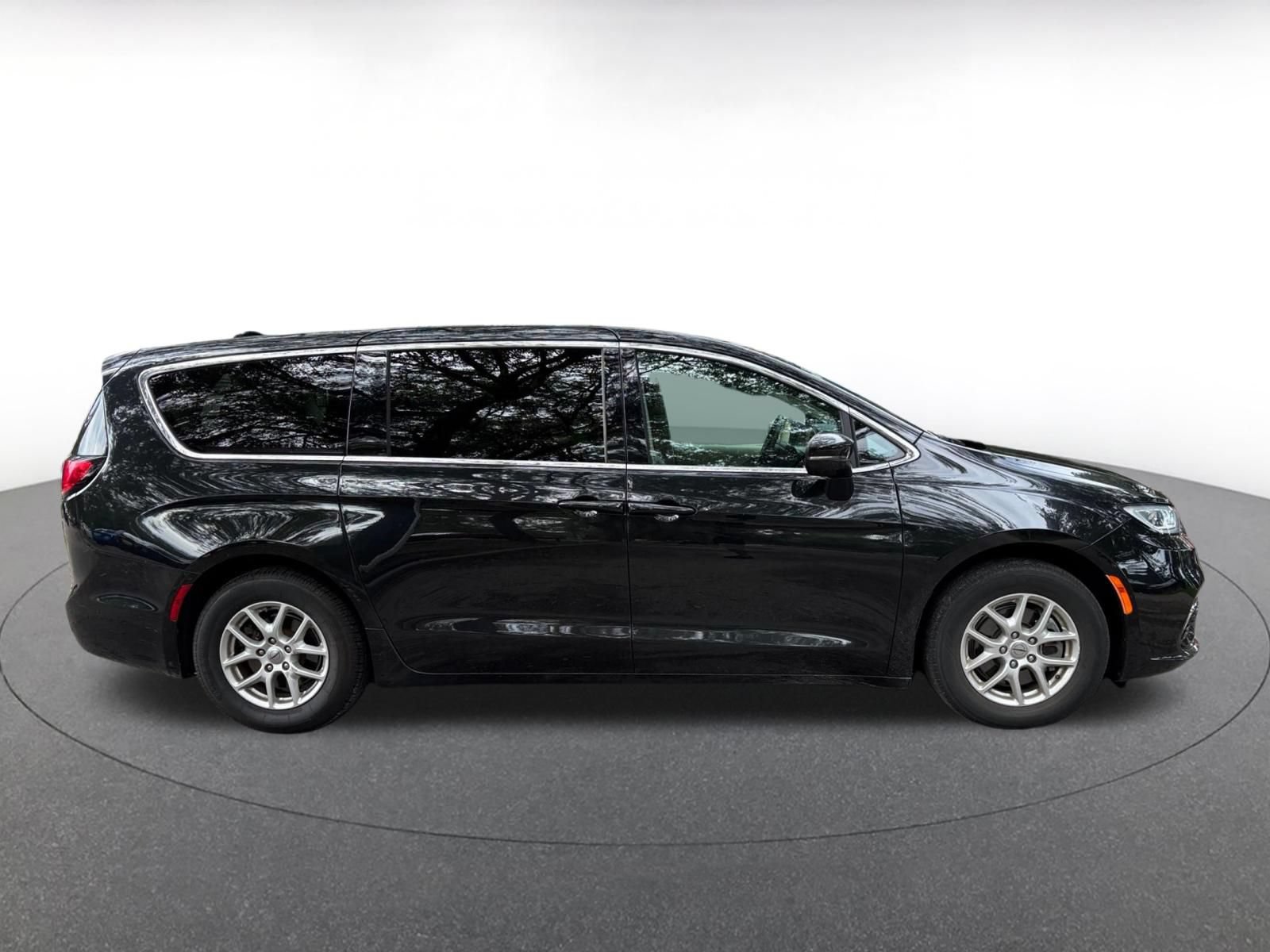 Used 2023 Chrysler Pacifica Touring-L FWD image 13