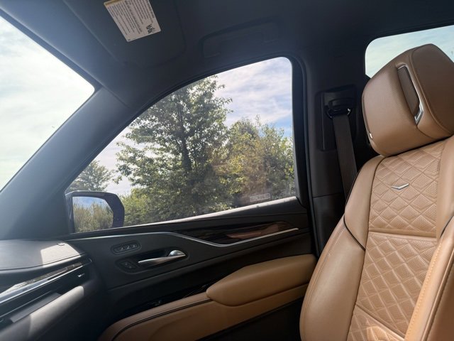 Used 2023 Cadillac Escalade ESV Premium Luxury image 39