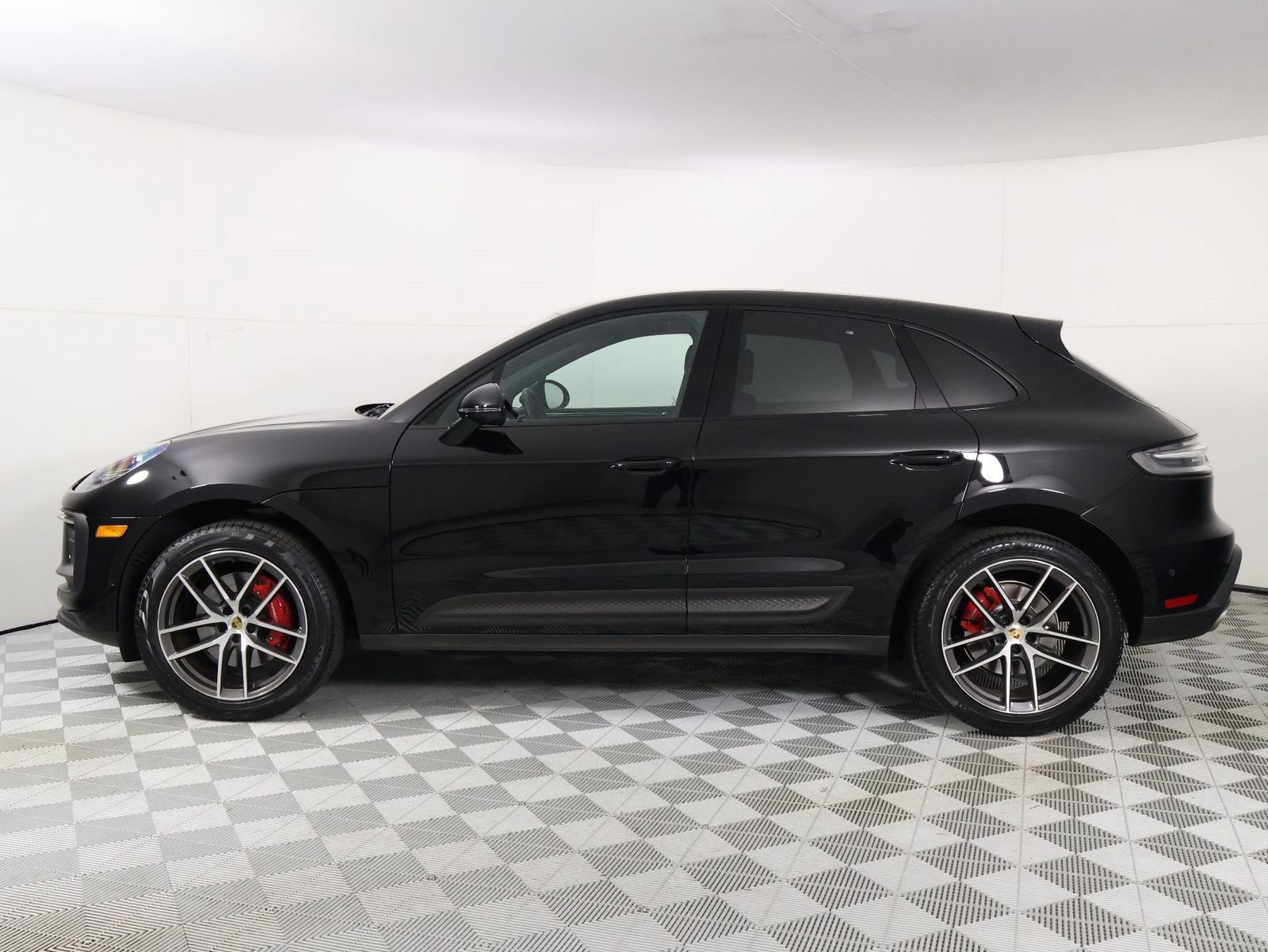 Certified 2024 Porsche Macan S AWD/4WD image 2