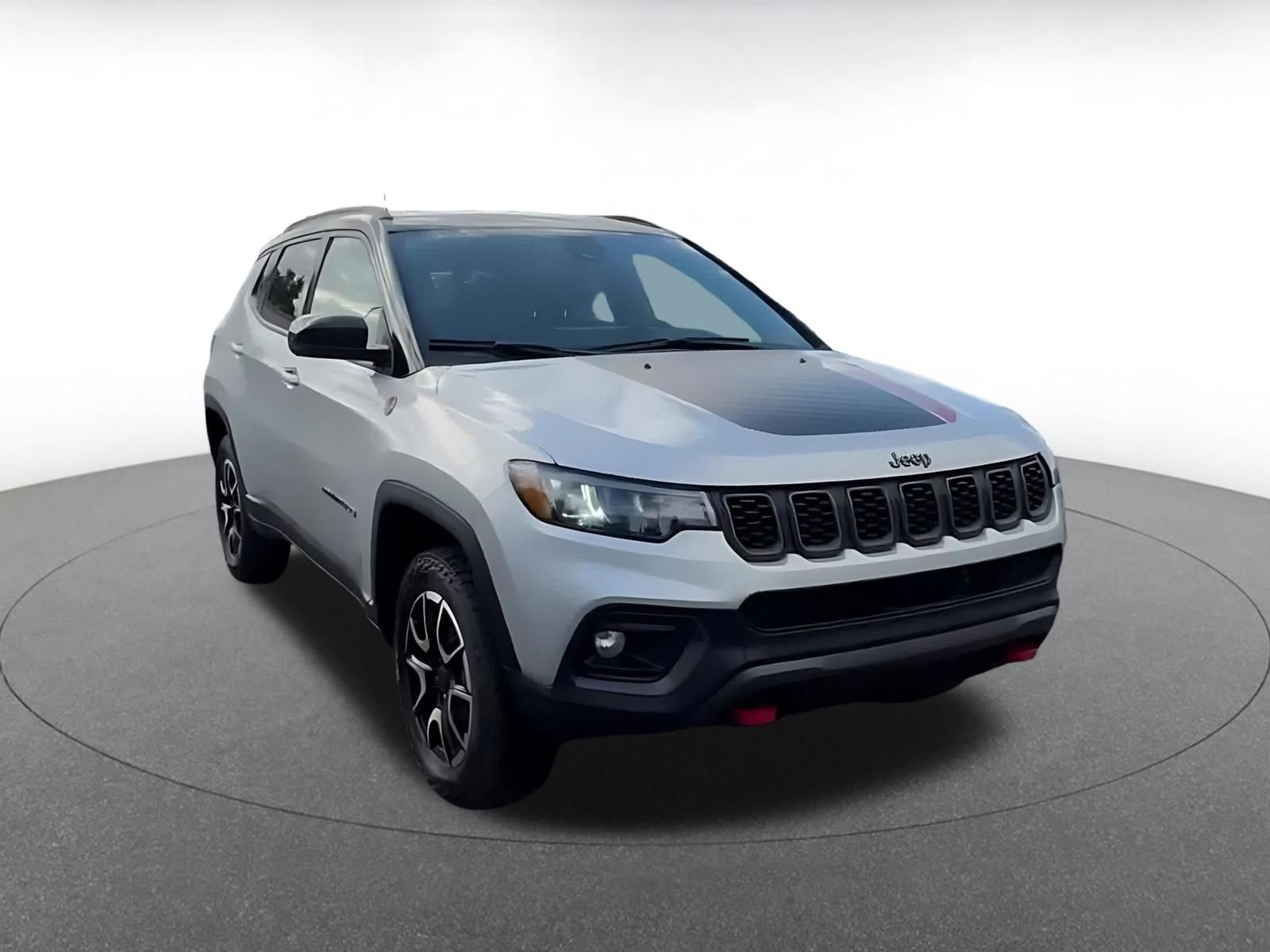 Used 2025 Jeep Compass Trailhawk AWD/4WD image 3
