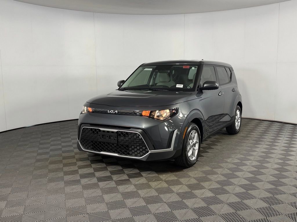 Used 2025 Kia Soul LX image 3