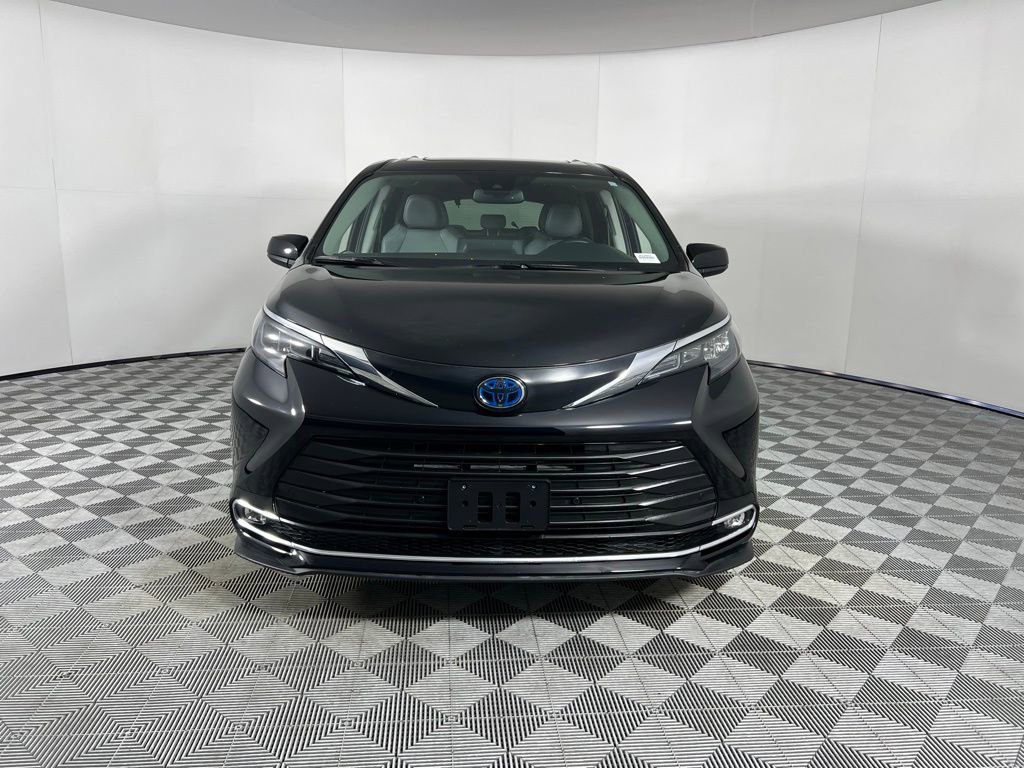 Used 2024 Toyota Sienna XLE image 11