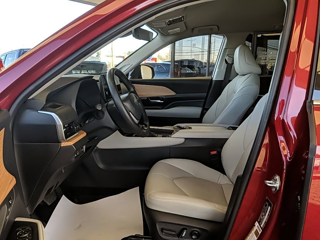 Used 2024 Toyota Grand Highlander Limited image 12