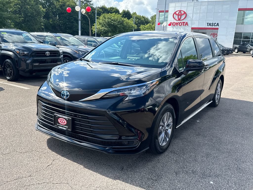 Used 2025 Toyota Sienna LE AWD/4WD image 3