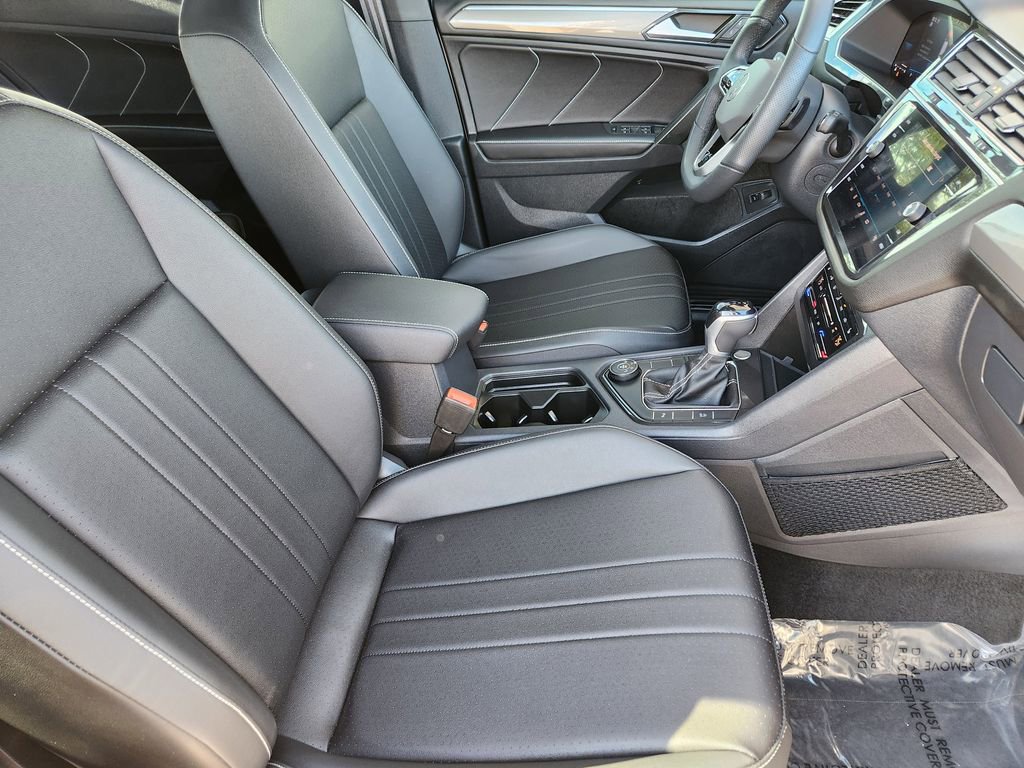 Used 2024 Volkswagen Tiguan SE R-Line image 4