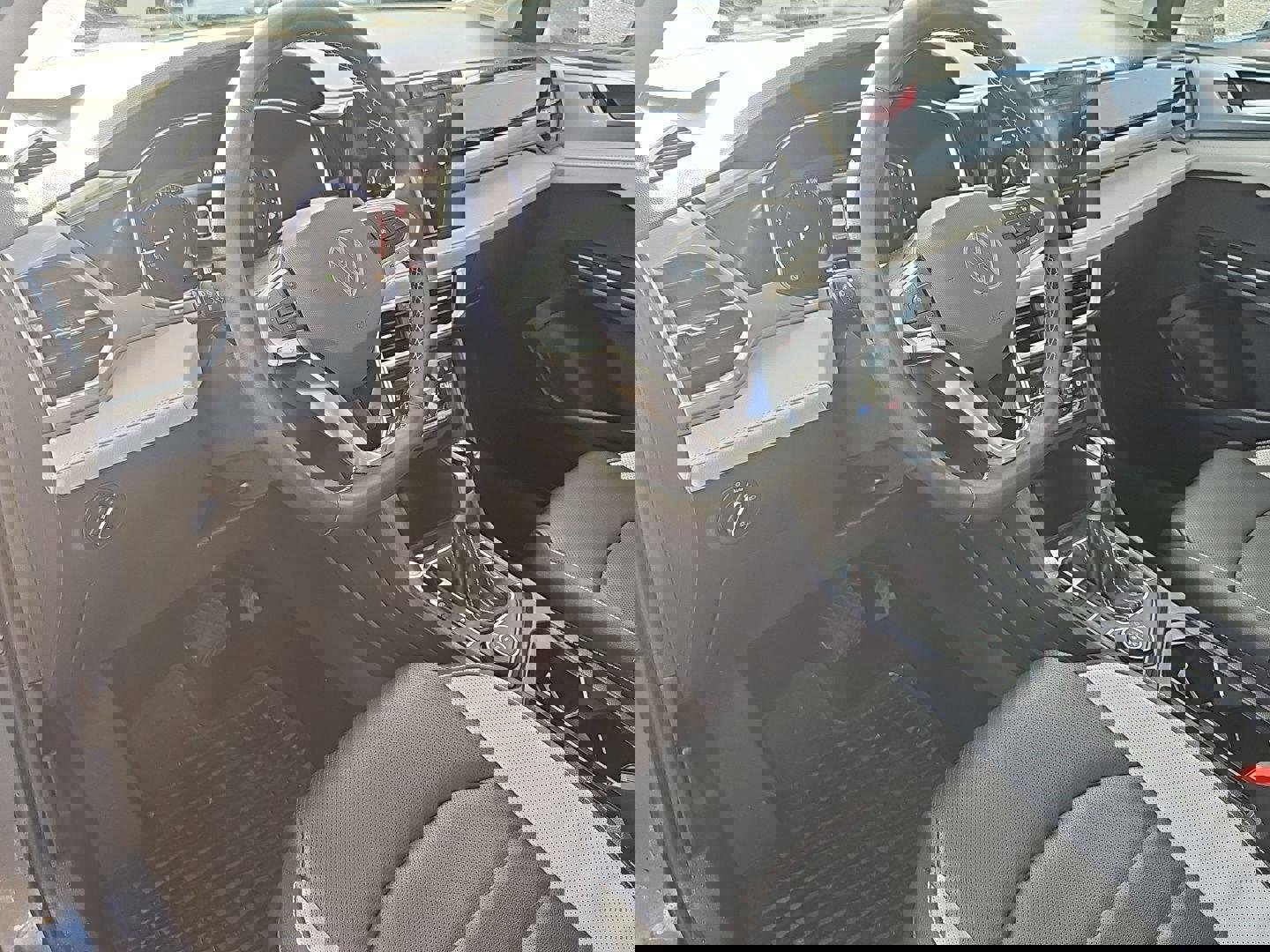 Used 2025 Volkswagen Taos SEL image 7